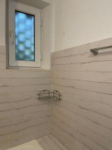 ein Bad mit einer Dusche und einem Fenster in der Unterkunft Apartament Central Zona Mec in Craiova