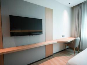 Una televisión o centro de entretenimiento en The Inn 6 fotos más