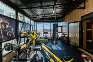 - une salle de sport avec des tapis de course et des vélos dans l'établissement Richico Apartments And Hotel, à Đà Nẵng