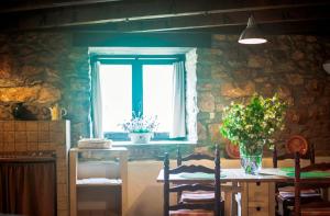 a dining room with a table and a window at Ruralmedulas Casa 1 in Carucedo +29 photos