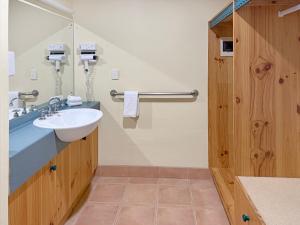 un baño con lavabo y espejo en Coonawarra Place Motor Inn, en Coonawarra 46 fotos más