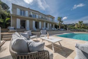 Swimmingpoolen hos eller tæt på Villa Marguerite