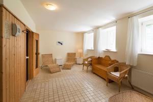 ein Wohnzimmer mit Couch und Stühlen in der Unterkunft Remise - b55868 in Neuenkirchen