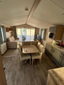 Kuchyň nebo kuchyňský kout v ubytování Lovely 8 Berth Caravan With Decking To Hire At Naze Marine In Essex Ref 17030Ga