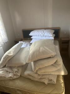 Postel nebo postele na pokoji v ubytování Lovely 8 Berth Caravan With Decking To Hire At Naze Marine In Essex Ref 17030Ga