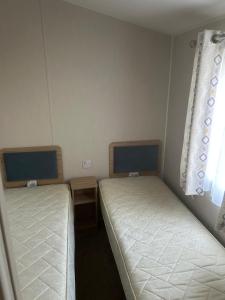 Postel nebo postele na pokoji v ubytování Lovely 8 Berth Caravan With Decking To Hire At Naze Marine In Essex Ref 17030Ga