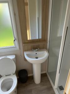 Koupelna v ubytování Lovely 8 Berth Caravan With Decking To Hire At Naze Marine In Essex Ref 17030Ga