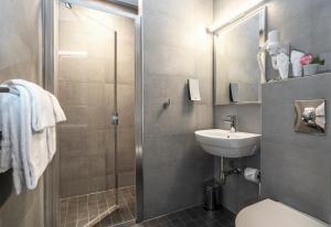 ein Badezimmer mit Dusche, Toilette und Waschbecken in der Unterkunft Thon Hotel Bjørneparken in Flå + 25 Fotos