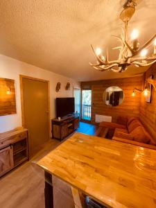 ein Wohnzimmer mit Sofa und Tisch in der Unterkunft Appartement T2, 20m des Pistes, En Relooking in Les Angles