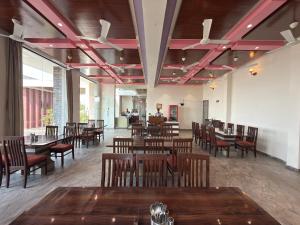Un restaurante u otro lugar para comer en Daksh The Valley Resort - Saputara