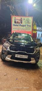 Un coche negro aparcado delante de un cartel en Hotel Peepal Tree Prayagraj, en Prayagraj 29 fotos más
