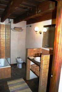 une salle de bains avec lavabo, baignoire et toilettes dans l'établissement Ruralmedulas Casa 2, à La Campañana 32 autres photos