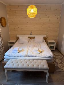 Un dormitorio con dos camas y una lámpara de araña. en Santa's Family Villa, en Rovaniemi