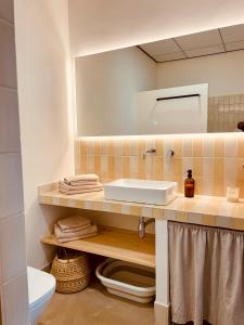 um banheiro com uma pia e um espelho em Casa Anguila em Amposta