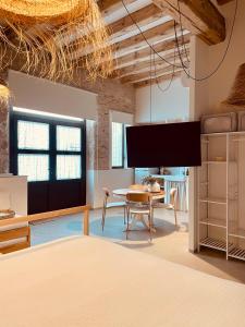 uma sala de estar com uma mesa e uma TV em Casa Anguila em Amposta