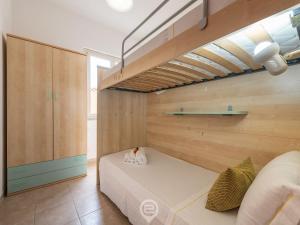 una piccola stanza con un letto e una finestra di House Afrodite a San Vero Milis