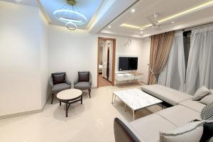 Televiisor ja/või meelelahutuskeskus majutusasutuses Luxury One Bed Apartment in Monal Murree