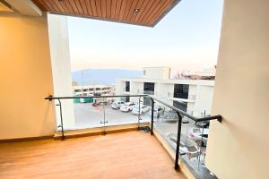 Rõdu või terrass majutusasutuses Luxury One Bed Apartment in Monal Murree
