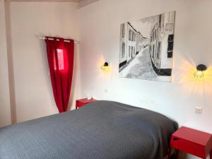 En eller flere senge i et værelse på ღ La Villa Couardaise - Spacieuse Avec Jardin