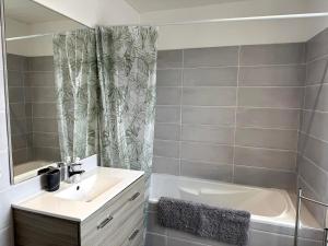 Et badeværelse på ღ La Villa Couardaise - Spacieuse Avec Jardin + 35 billeder