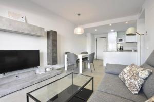 un salon avec un canapé et une table dans l'établissement Casa Alba, à San Juan de los Terreros