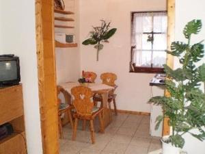 TV a/nebo společenská místnost v ubytování Ferienwohnung Gehrmann In Nossentiner Hütte + 3 fotografie