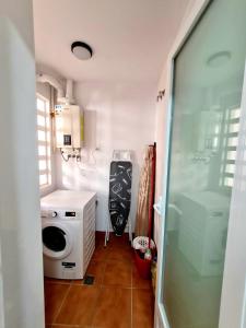 une petite cuisine avec un lave-linge et un lave-linge dans l'établissement Casa Alba, à San Juan de los Terreros 23 autres photos