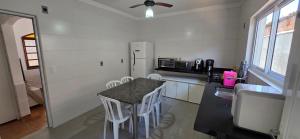 Køkken eller tekøkken på Casa, Piscina, Sinuca Churrasqueira, Ping Pong, Praia Guarujá