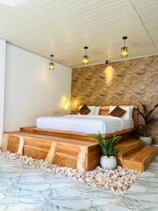 une chambre avec un grand lit dans une pièce dans l'établissement Maleesha Homestay, à Ella