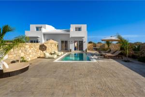 根纳迪Amora Pool Villas的一栋房子前面有游泳池的别墅