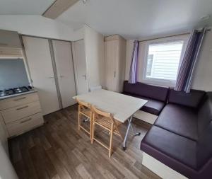 Kuchyň nebo kuchyňský kout v ubytování Mobil Home 3Ch - 6Pers 15min Europa PARK 330C