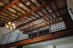 un bâtiment avec un balcon et un lustre dans l'établissement Apollo, à Pesaro 32 autres photos