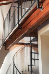 un escalier en colimaçon métallique dans un bâtiment dans l'établissement Apollo, à Pesaro