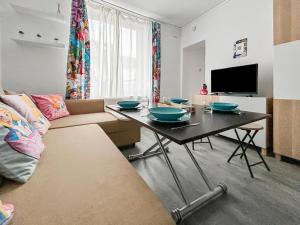 ein Wohnzimmer mit Tisch und Couch in der Unterkunft Chez Alice, Appartement proche de Disneyland Paris in Montry