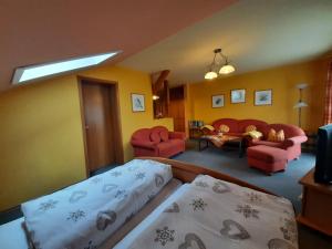 ein Hotelzimmer mit zwei Betten und einem Wohnzimmer in der Unterkunft Ferienwohnung für 2 Personen ca 43 m in Bayerisch Eisenstein, Bayern Bayerischer Wald in Bayerisch Eisenstein + 17 Fotos