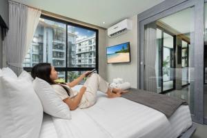 Μια τηλεόραση ή/και κέντρο ψυχαγωγίας στο Deluxe 1BR Pool view 58SQM in Kamala Condo Citygate P302