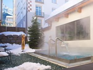 Bazén v ubytování Schweizerhof Ferienwohnungen Lenzerheide 6 nebo v jeho okolí