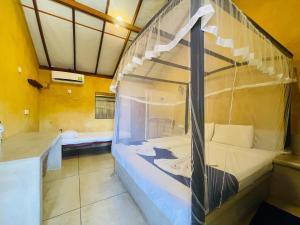 un dormitorio con una cama grande en una habitación en Omeesha Beach Hotel, en Kalpitiya