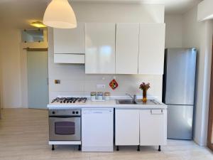 Una cocina o cocineta en Birsa's Rooms 12 fotos más