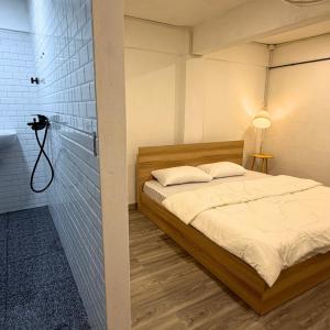 een slaapkamer met een bed en een camera aan de muur bij Box me in Bangkok