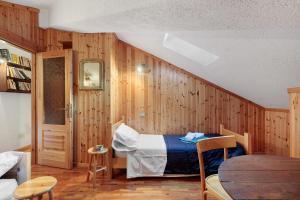 une chambre avec un lit et une table dedans dans l'établissement Da Gigi e Laura, à Cogne