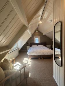 En eller flere senge i et værelse på Vissershuisje Achterom 4