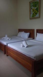 zwei Betten nebeneinander in einem Zimmer in der Unterkunft Villa Kopi Klotok in Pasuruan