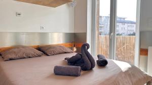 ein Schlafzimmer mit zwei ausgestopften Tieren auf einem Bett in der Unterkunft Le Spa Dijonnais in Dijon