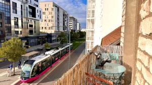 Ein Zug auf einer Straße in einer Stadt in der Unterkunft Le Spa Dijonnais in Dijon