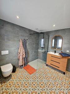 Koupelna v ubytování Cœur de Jardin - Spa PRIVE - Jacuzzi - Unique & Cosy - Route des Vins + 27 fotografií