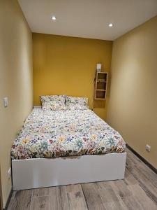 Postel nebo postele na pokoji v ubytování Cœur de Jardin - Spa PRIVE - Jacuzzi - Unique & Cosy - Route des Vins