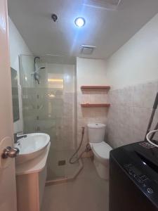 Koupelna v ubytování Cozy Seawind 2BR Near Airport, Pool, Wifi, Netflix + 2 fotografie