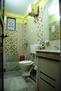 un baño con inodoro y lavabo en Sonar Bangla's Motel Midway, en Howrah