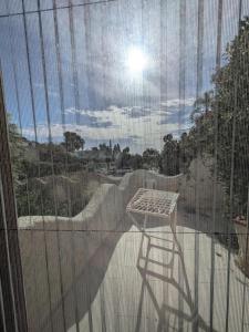 eine Glaswand mit einem Tisch auf einem Balkon in der Unterkunft Maison Lido in Fontane Bianche